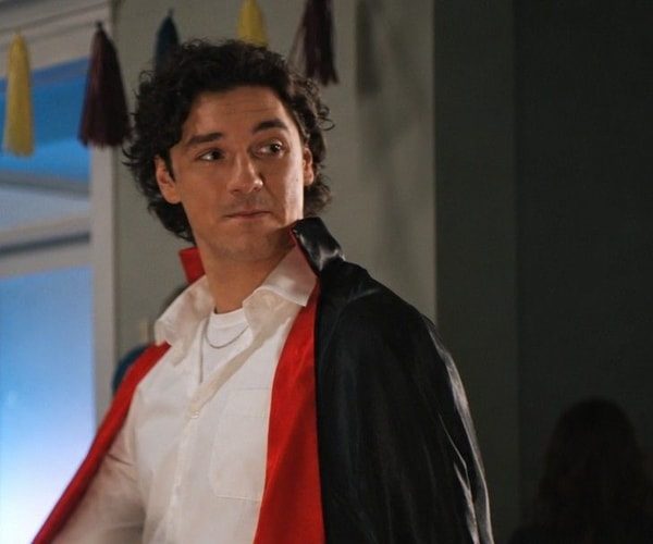 Dress like Garrett Graham (Magician)