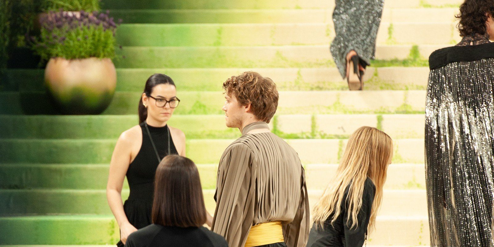 Guests on the steps at the Met Gala red carpet (photo: SWinxy, CC BY 4.0, via Wikimedia Commons)