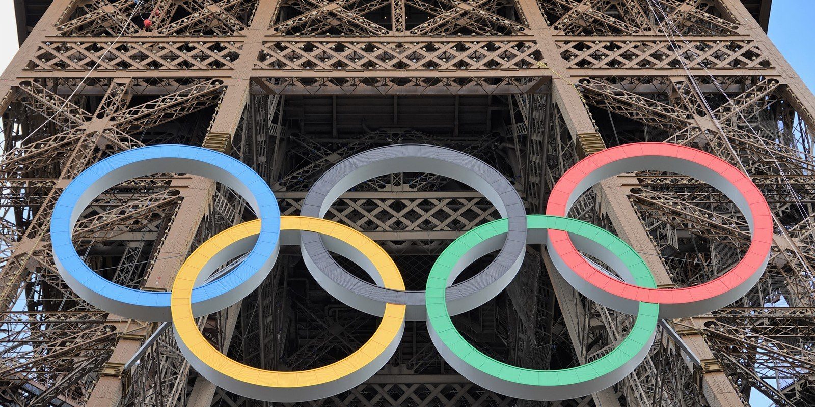 Olympic rings mounted on the Eiffel Tower for the Paris 2024 Summer Olympics (photo: Ibex73, Wikimedia Commons, CC BY 4.0)